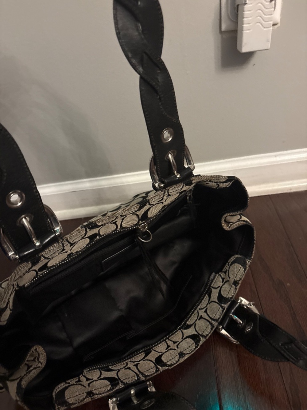 Handbag - Picture 3 of 5